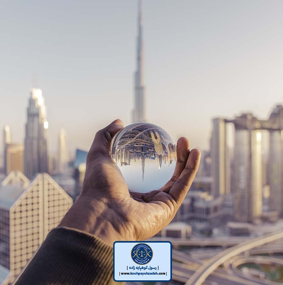 کیل خرید ملک در امارات به دلیل حساسیت شغل و فعالیت باید ویژگی های منحصر به فردی داشته باشد که هر وکیل و فردی ندارد. همین ویزگی ها وجه تمایز وکیل خرید ملک در دبی و سایر مشاورین امالک را نمایان می سازد. ویژگی های وکیل برای خرید ملک در امارات به شرح زیر است: -۱ تسلط به زبان رسمی امارات وکیل خرید ملک در امارات می بایست به زبان رسمی این کشور یعنی عربی و حتی زبان انگلیسی مسلط باشد. لزوم این امر نیز تسهیل مطالعه و تنظیم قرارداد و همچنین برقراری ارتباط با فروشنده یا خریدار اماراتی است. -۲ وکیل خرید ملک در امارات و تسلط بر قوانین از دیگر ویژگی هایی که برای وکیل خرید ملک در شارجه، دبی یا به طور کلی امارات می توان نام برد و در خصوص آن قوانین را مطالعه نکرده باشد ممکن است حق و حقوق شما در قرارداد تضیع شود. در مهاجرت سرمایه گذاری به امارات نقش حساسیت زیادی نیز وجود دارد، اشراف بر قوانین عقود و قراردادهای انتقال است. درصورتیکه وکیل خرید ملک در امارات وکیل پررنگ و با اهمیت است. -۳ صداقت و شفافیت در انجام موضوع وکالت وکیل ملکی امارات باید در تمام مراحل انجام موضوع وکالت منافع موکل را اولویت قرار دهد و موکل را در جریان امور قرار دهد. اطالع موکل از مراحل انجام کار از استرس شما می کاهد و موجب می شود تا با خیالی آسوده در ادامه پرونده همکاری نمایید.