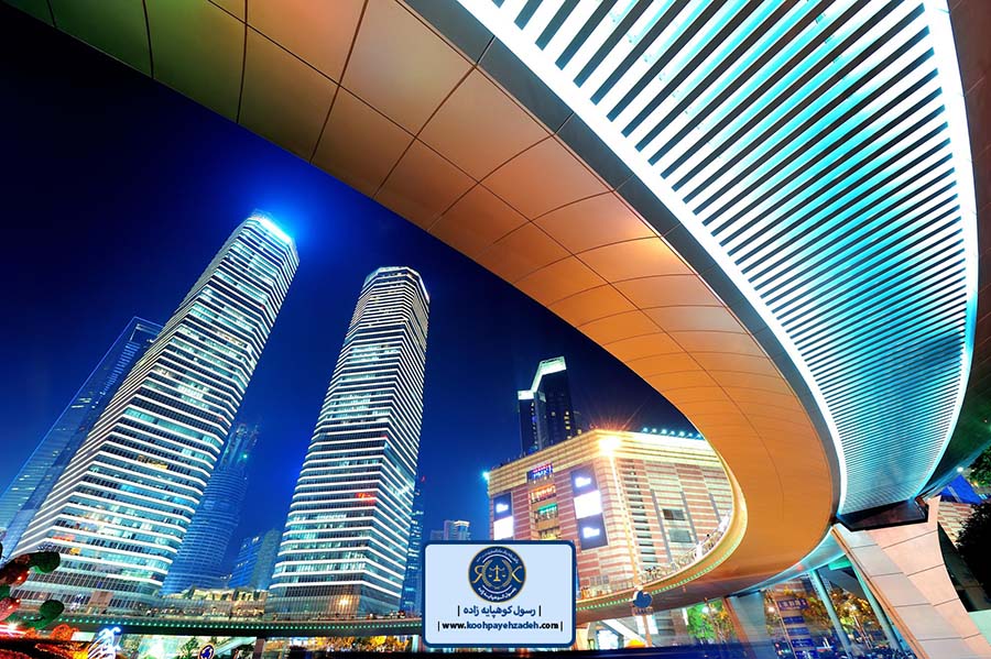 کیل خرید ملک در امارات به دلیل حساسیت شغل و فعالیت باید ویژگی های منحصر به فردی داشته باشد که هر وکیل و فردی ندارد. همین ویزگی ها وجه تمایز وکیل خرید ملک در دبی و سایر مشاورین امالک را نمایان می سازد. ویژگی های وکیل برای خرید ملک در امارات به شرح زیر است: -۱ تسلط به زبان رسمی امارات وکیل خرید ملک در امارات می بایست به زبان رسمی این کشور یعنی عربی و حتی زبان انگلیسی مسلط باشد. لزوم این امر نیز تسهیل مطالعه و تنظیم قرارداد و همچنین برقراری ارتباط با فروشنده یا خریدار اماراتی است. -۲ وکیل خرید ملک در امارات و تسلط بر قوانین از دیگر ویژگی هایی که برای وکیل خرید ملک در شارجه، دبی یا به طور کلی امارات می توان نام برد و در خصوص آن قوانین را مطالعه نکرده باشد ممکن است حق و حقوق شما در قرارداد تضیع شود. در مهاجرت سرمایه گذاری به امارات نقش حساسیت زیادی نیز وجود دارد، اشراف بر قوانین عقود و قراردادهای انتقال است. درصورتیکه وکیل خرید ملک در امارات وکیل پررنگ و با اهمیت است. -۳ صداقت و شفافیت در انجام موضوع وکالت وکیل ملکی امارات باید در تمام مراحل انجام موضوع وکالت منافع موکل را اولویت قرار دهد و موکل را در جریان امور قرار دهد. اطالع موکل از مراحل انجام کار از استرس شما می کاهد و موجب می شود تا با خیالی آسوده در ادامه پرونده همکاری نمایید.