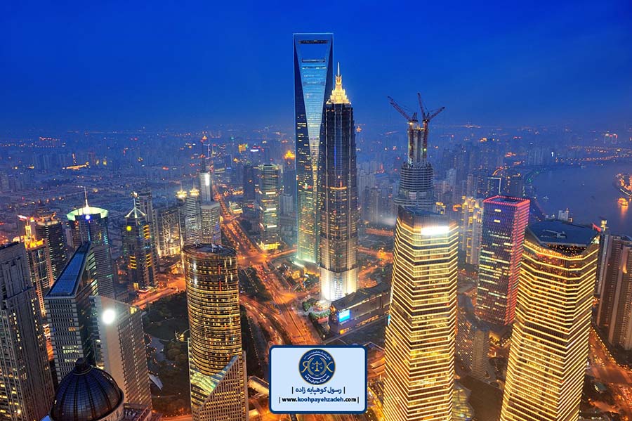 کیل خرید ملک در امارات به دلیل حساسیت شغل و فعالیت باید ویژگی های منحصر به فردی داشته باشد که هر وکیل و فردی ندارد. همین ویزگی ها وجه تمایز وکیل خرید ملک در دبی و سایر مشاورین امالک را نمایان می سازد. ویژگی های وکیل برای خرید ملک در امارات به شرح زیر است: -۱ تسلط به زبان رسمی امارات وکیل خرید ملک در امارات می بایست به زبان رسمی این کشور یعنی عربی و حتی زبان انگلیسی مسلط باشد. لزوم این امر نیز تسهیل مطالعه و تنظیم قرارداد و همچنین برقراری ارتباط با فروشنده یا خریدار اماراتی است. -۲ وکیل خرید ملک در امارات و تسلط بر قوانین از دیگر ویژگی هایی که برای وکیل خرید ملک در شارجه، دبی یا به طور کلی امارات می توان نام برد و در خصوص آن قوانین را مطالعه نکرده باشد ممکن است حق و حقوق شما در قرارداد تضیع شود. در مهاجرت سرمایه گذاری به امارات نقش حساسیت زیادی نیز وجود دارد، اشراف بر قوانین عقود و قراردادهای انتقال است. درصورتیکه وکیل خرید ملک در امارات وکیل پررنگ و با اهمیت است. -۳ صداقت و شفافیت در انجام موضوع وکالت وکیل ملکی امارات باید در تمام مراحل انجام موضوع وکالت منافع موکل را اولویت قرار دهد و موکل را در جریان امور قرار دهد. اطالع موکل از مراحل انجام کار از استرس شما می کاهد و موجب می شود تا با خیالی آسوده در ادامه پرونده همکاری نمایید.